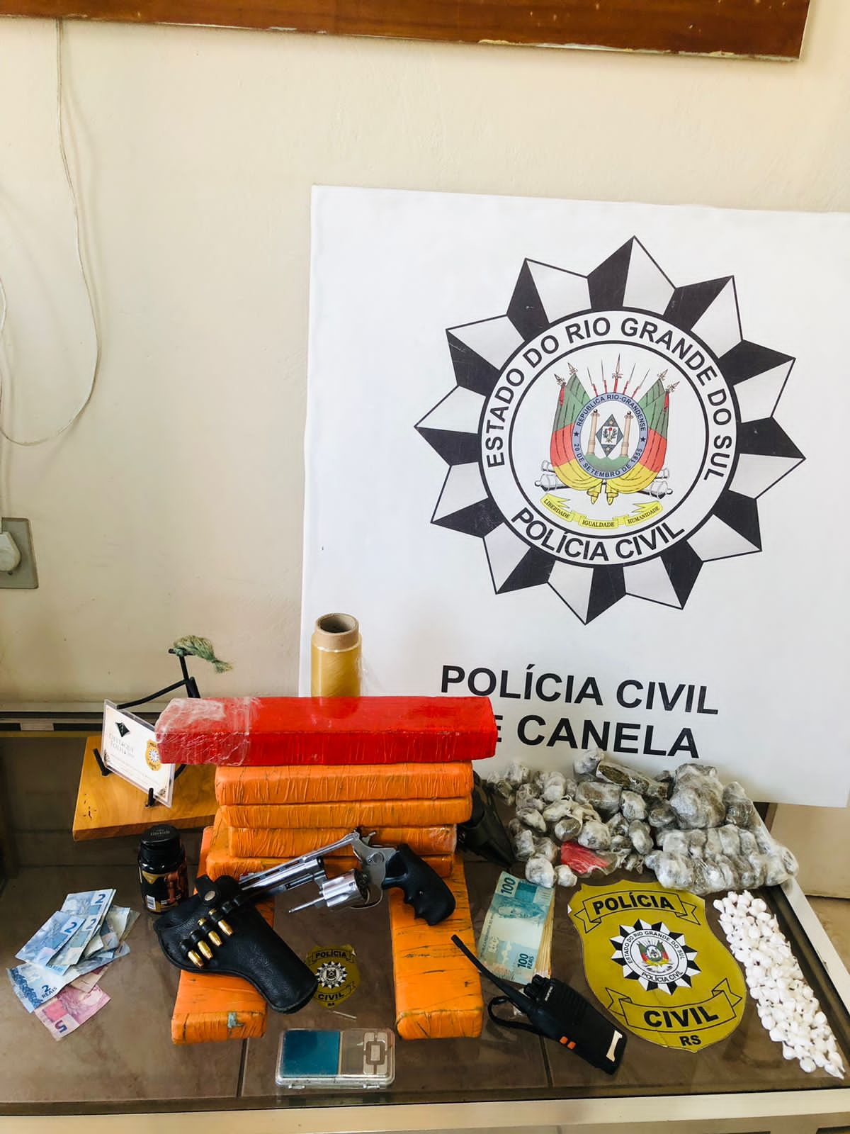 Pol Cia Civil De Canela Prende Traficante E Apreende Grande Quantia De