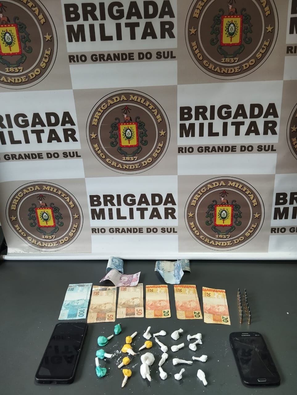 Brigada Militar Prende Dois Indiv Duos Por Tr Fico De Drogas E Posse