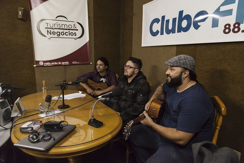 Banda Sogro Inglês em visita a Rádio Clube de Canela, na última quarta-feira (04) | Foto: Francine Tisiam