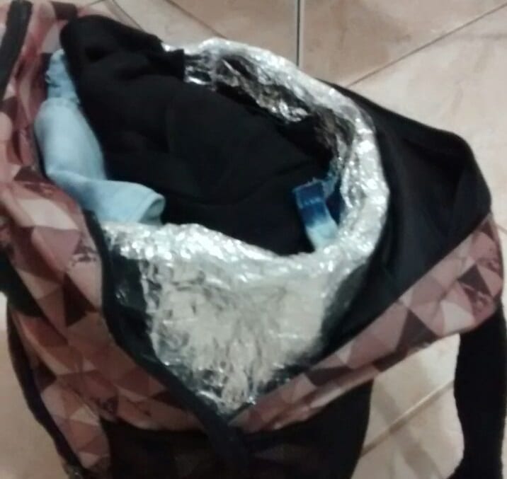 Os malandros usavam uma mochila revestida com papel alumínio para burlar o sistema de segurança