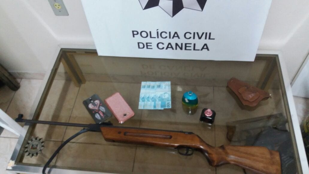Objetos roubados das vítimas recuperados pela Polícia Civil de Canela, ontem, em Caxias do Sul