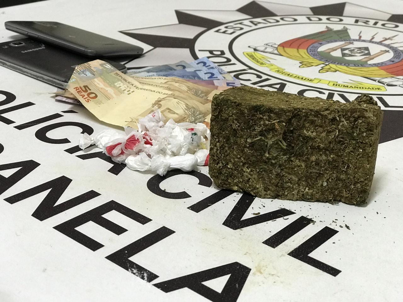 Civil prende traficante e fecha ponto de tráfico na Santa Marta Portal da Folha