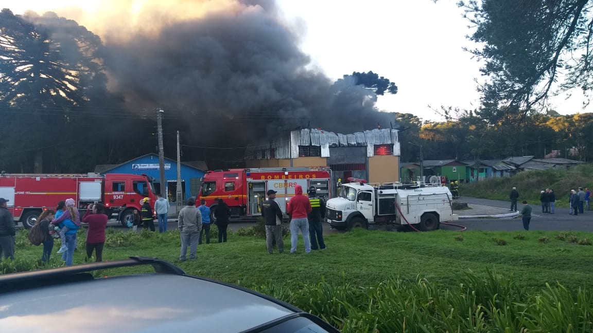 Incêndio atinge depósito de ferragens no bairro Carniel, em Gramado ...