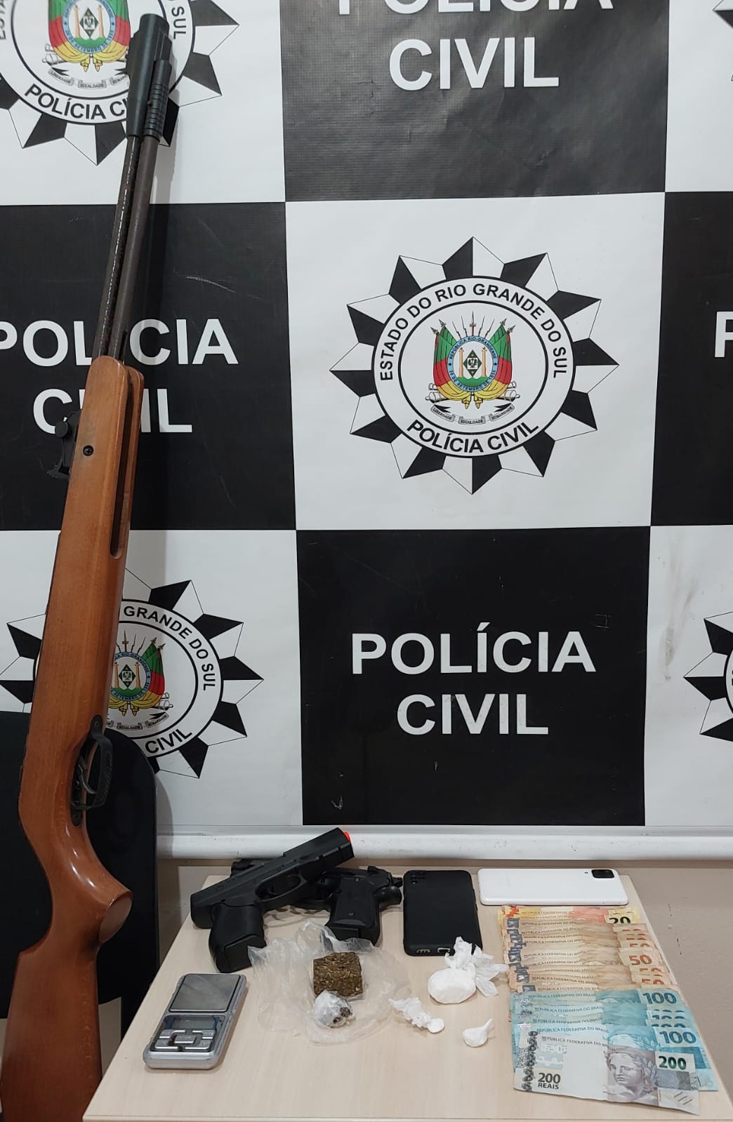 Ação da Polícia Civil prende traficante em flagrante, no bairro Santa Marta Portal da Folha
