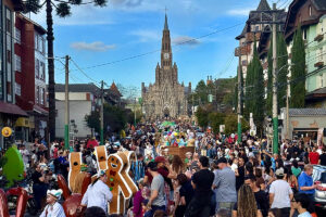 Movimento de visitantes durante a programação de Páscoa em Canela, que contribuiu para impulsionar o turismo e aquecer a economia local em 2026.