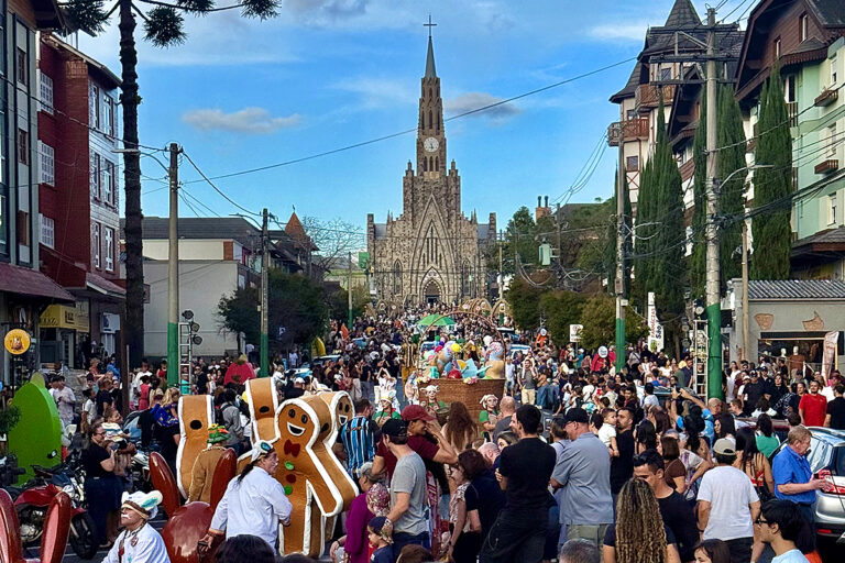 Movimento de visitantes durante a programação de Páscoa em Canela, que contribuiu para impulsionar o turismo e aquecer a economia local em 2026.