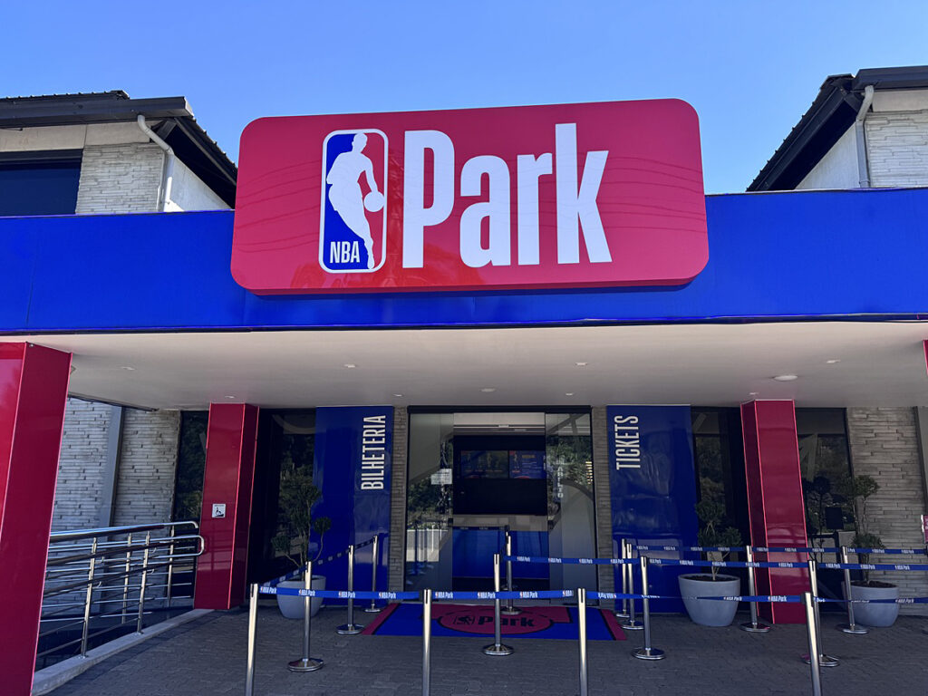 O NBA Park Gramado comemora três anos neste domingo, 19 de abril, com programação especial a partir das 14h, incluindo distribuição de brindes, prêmios e brownies comemorativos.