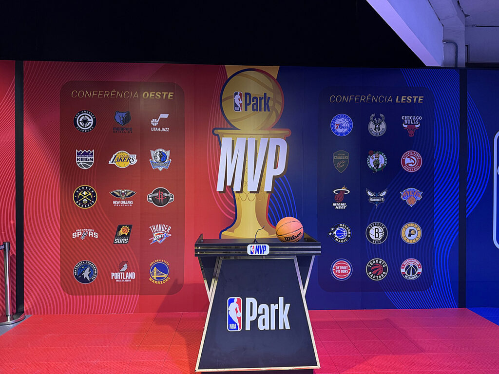 O NBA Park Gramado comemora três anos neste domingo, 19 de abril, com programação especial a partir das 14h, incluindo distribuição de brindes, prêmios e brownies comemorativos.