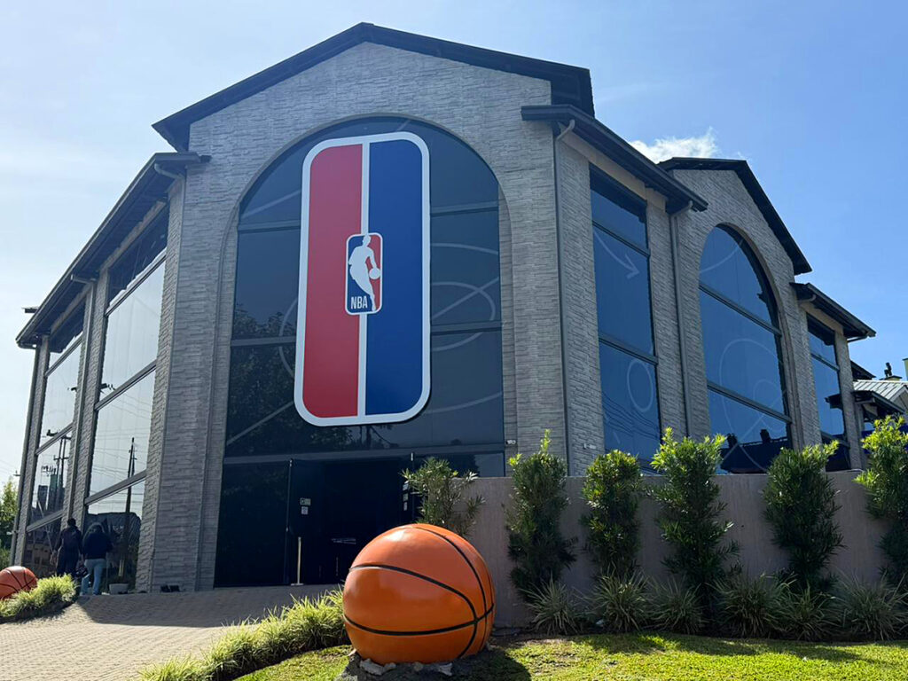 O NBA Park Gramado comemora três anos neste domingo, 19 de abril, com programação especial a partir das 14h, incluindo distribuição de brindes, prêmios e brownies comemorativos.