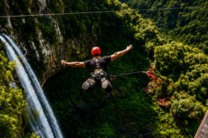 Atrativo de salto de pêndulo na Cascata passa a se chamar "Ousado" e terá operação própria do Parque do Caracol