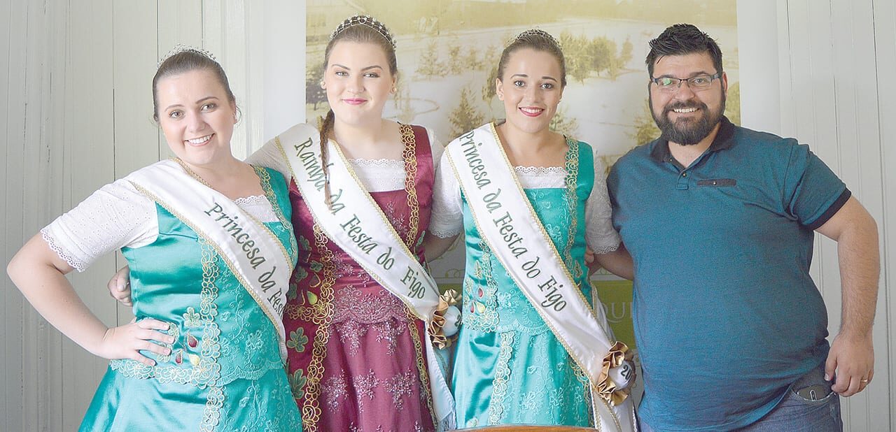 Foto: Francisco Rocha - A princesa Fabiana Bauer, a rainha Isabele Jung Scariot, a princesa Saionara Schons e o secretário Lucas, divulgando o evento