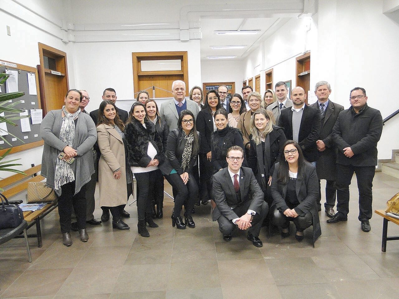 Foto: Reprodução - Operadores do Direito e autoridades na reinauguração da Sala da OAB no Fórum de Canela
