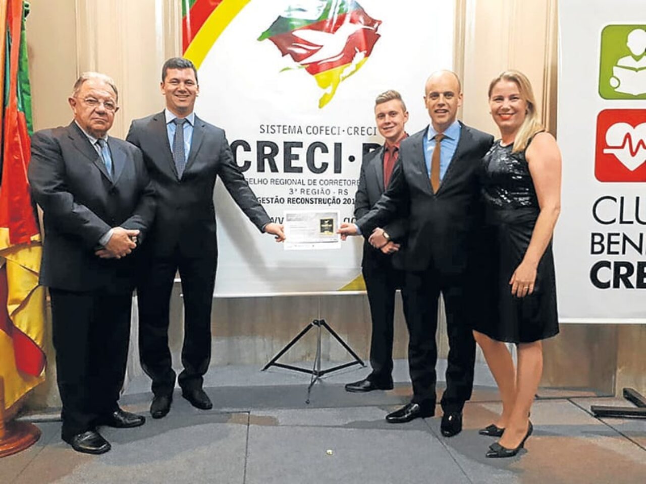 Foto: Reprodução - Representantes da Differencial, recebendo o prêmio do Creci, em Porto Alegre. A imobiliária já havia atingido o top 5 de imobiliárias do interior do Estado, em 2014, e agora comemora o segundo lugar