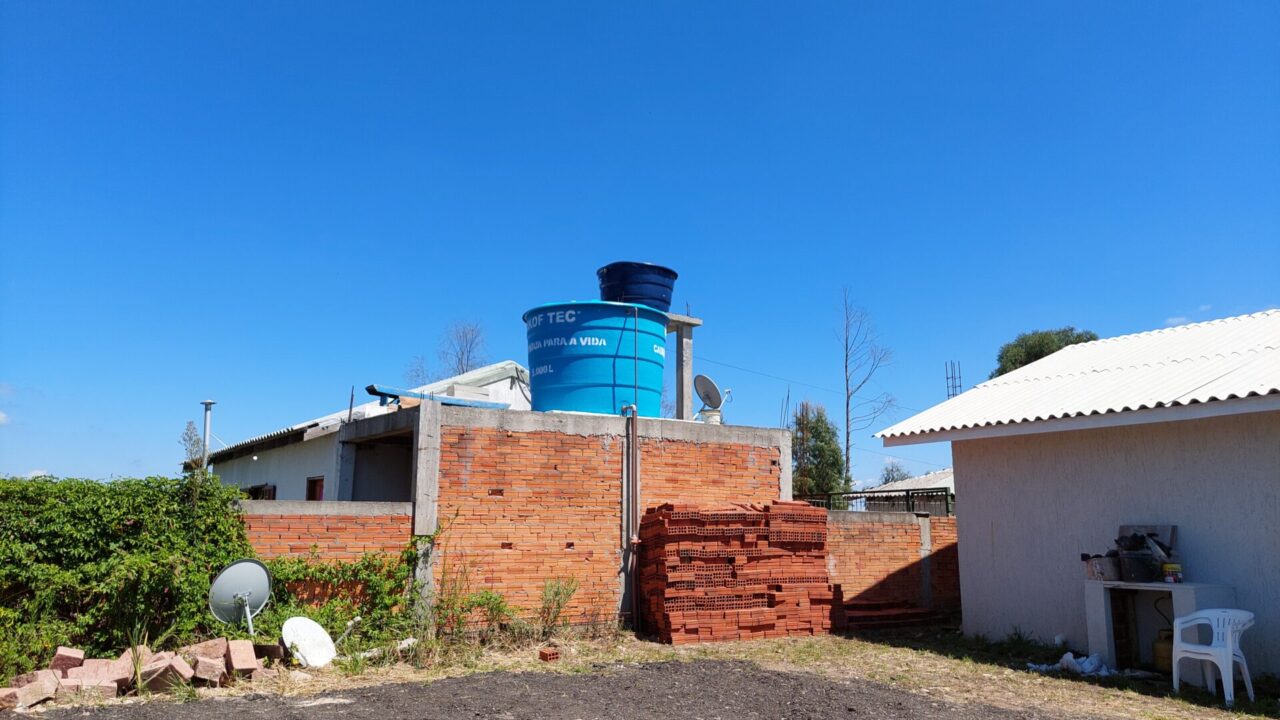 Foto: Francisco Rocha
- Moradores instalaram caixa d’água, mas canos seguem secos