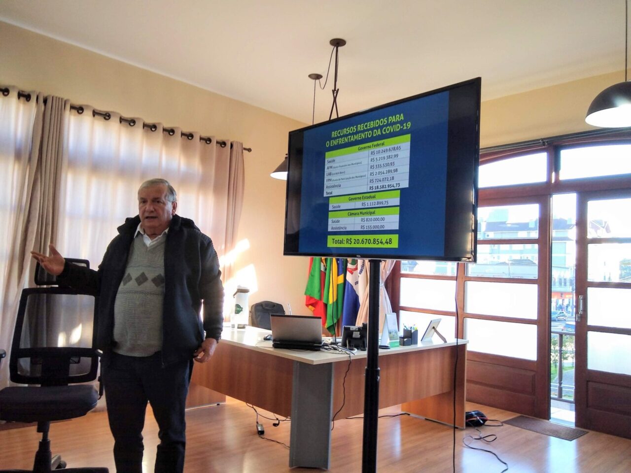 Prefeito Constantino Orsolinem coletiva de imprensa