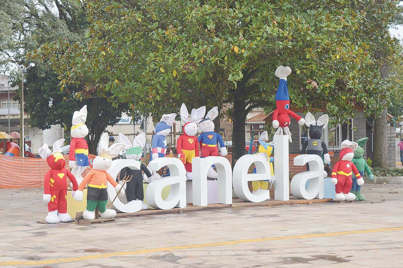 Fotos: Rita Souza - Criançada faz a festa com a decoração, em especial os coelhos vestidos de super-heróis, na Praça João Corrêa