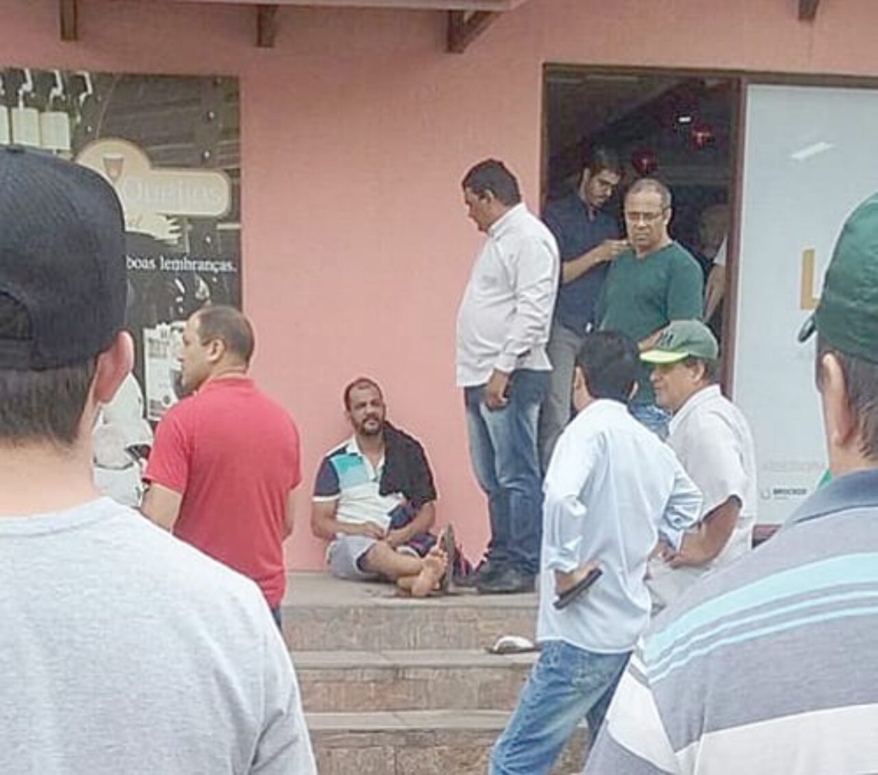 Foto: Reprodução/Felipe Andrade - Depois de apanhar, o ladrão ficou sentado na calçada antes de ser preso
