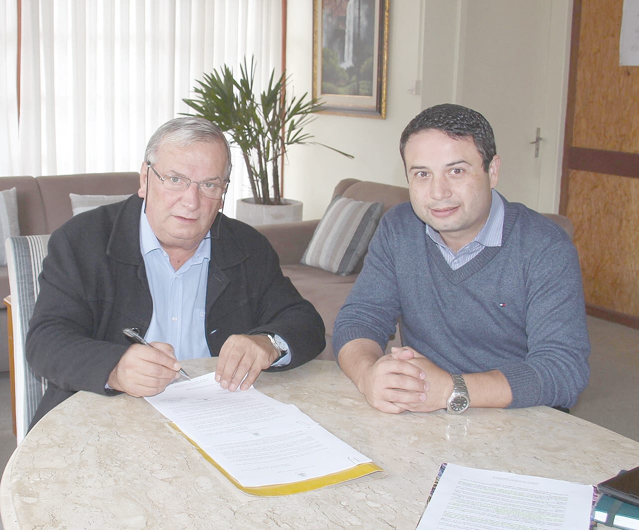 Foto: Eduardo Idalino - Prefeito Constantino Orsolin e Secretário da Fazenda e Desenvolvimento Econômico sancionando a Lei que institui o programa