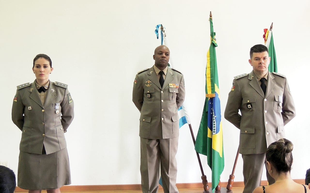 Foto: Reprodução/1BPAT - A Capitã Maldaner, o comandante do 1º BPAT, Tenente coronel Gilson Wagner de Oliveira Alves, e o Capitão Venzo