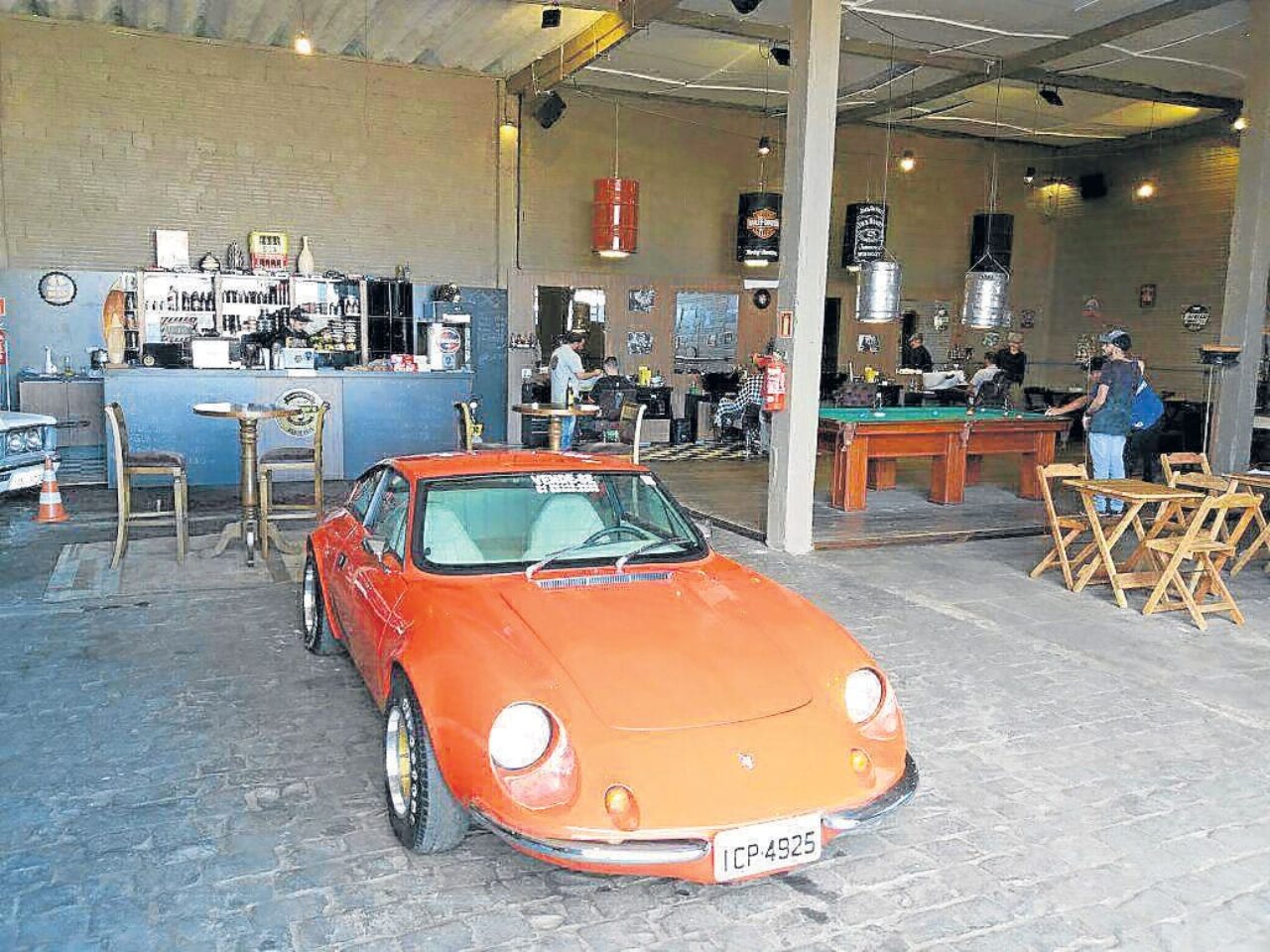 Foto: Reprodução - Espaço reúne barbeiros, pub, tattoo e carros antigos