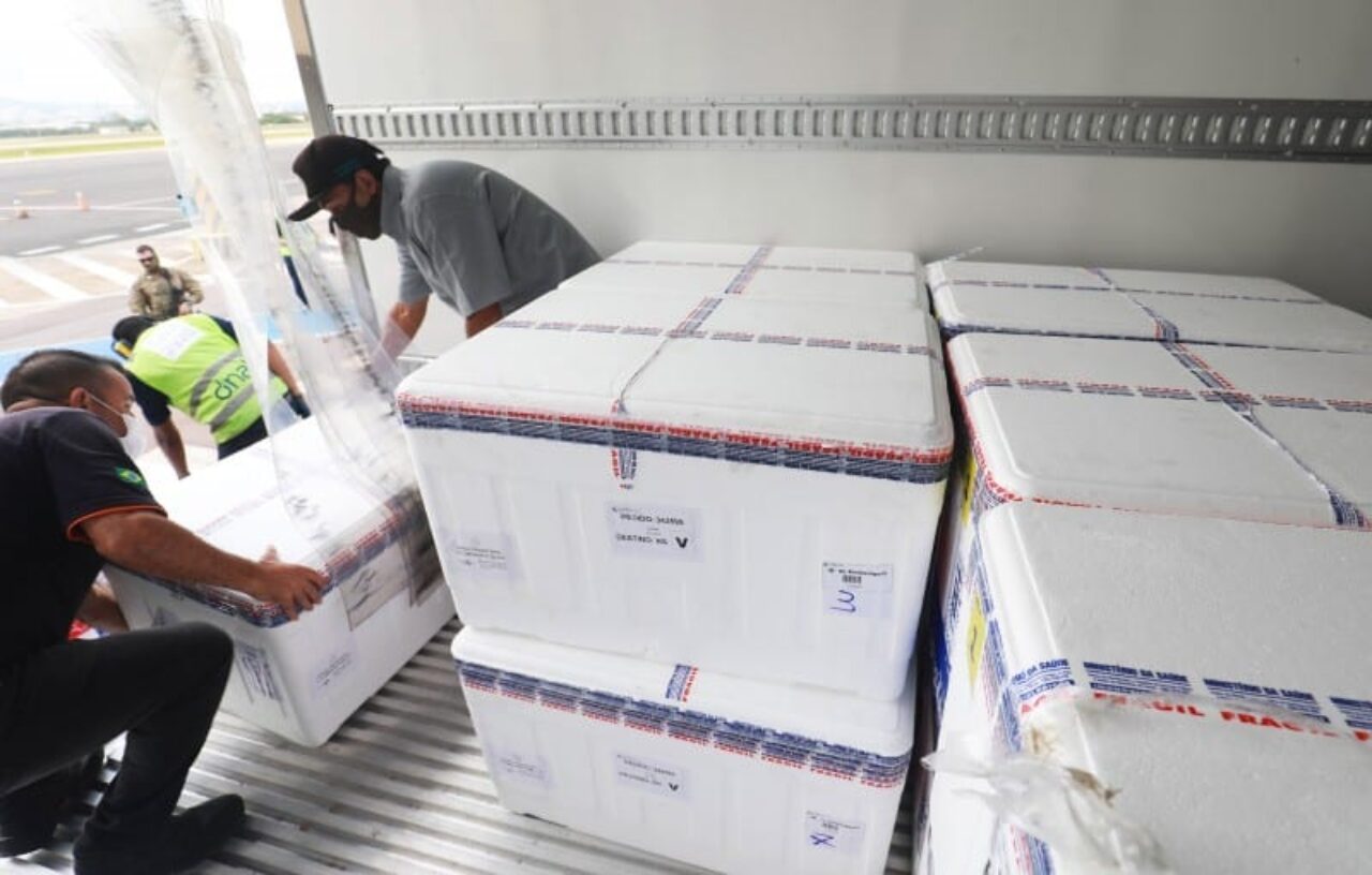 Caixas térmicas contendo novas doses de CoronaVac chegaram ao aeroporto de Porto Alegre na manhã desta quarta, dia 3 - Foto: Itamar Aguiar/Palácio Piratini