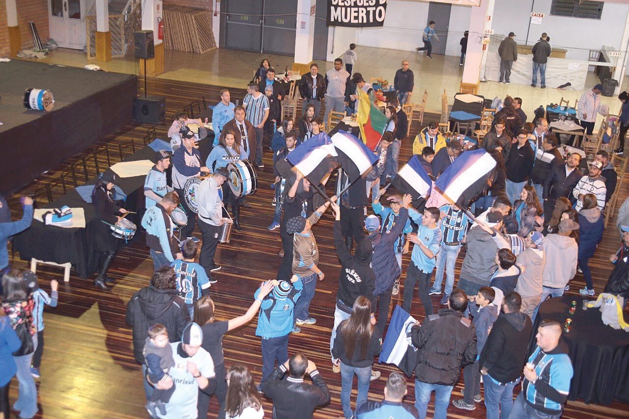 Fotos: Eduardo Idalino - Festa com torcedores e integrantes da Geral do Grêmio