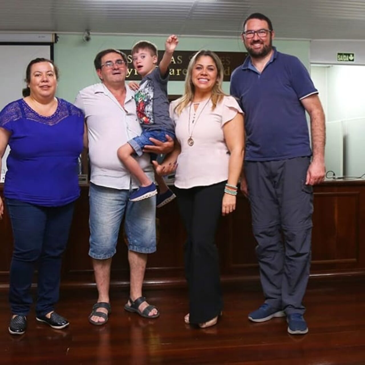 Fotos: Reprodução/Canela Foto e Arte- Os pais Walkyria e Waldemir Abreu, com o pequeno João Victor, a fono Priscilla e vereador Ismael