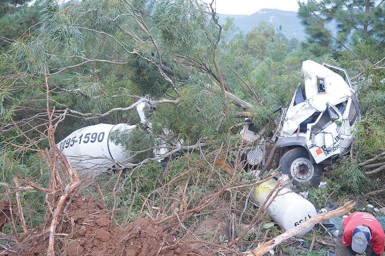 Fotos: Filipe Rocha - Caminhão ficou destruído após se chocar em um eucalipto
