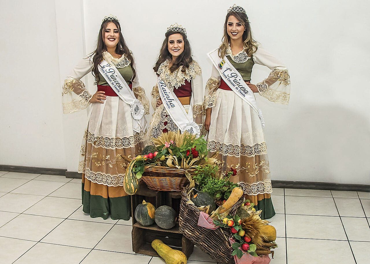 Foto: Eduardo Idalino - Corte da Festa Colonial: 1ª princesa Júlia da Silva Dias, 16 anos, representante da localidade do Manjolo; Rainha Tainara de Oliveira, 22 anos, do Banhado Grande e 2ª princesa Viviane Aparecida C. de Oliveira, 15 anos, Rancho Grande