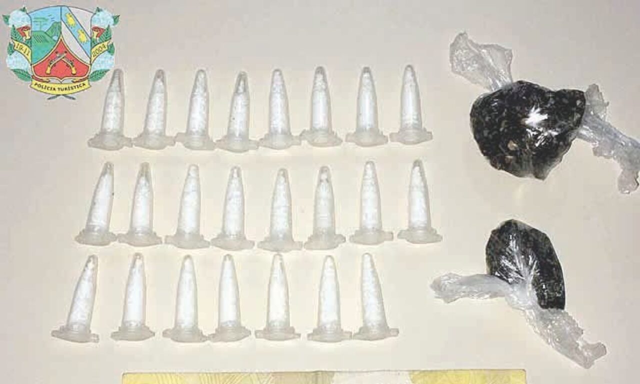 05-04 BM APREENDE ALUNO QUE TRAFICAVA EM ESCOLA DE CANELA