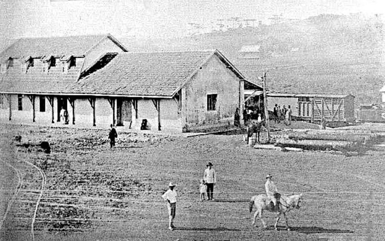 Fotos: Reprodução/Arquivo Folha - A estação de trem, na década de 1930