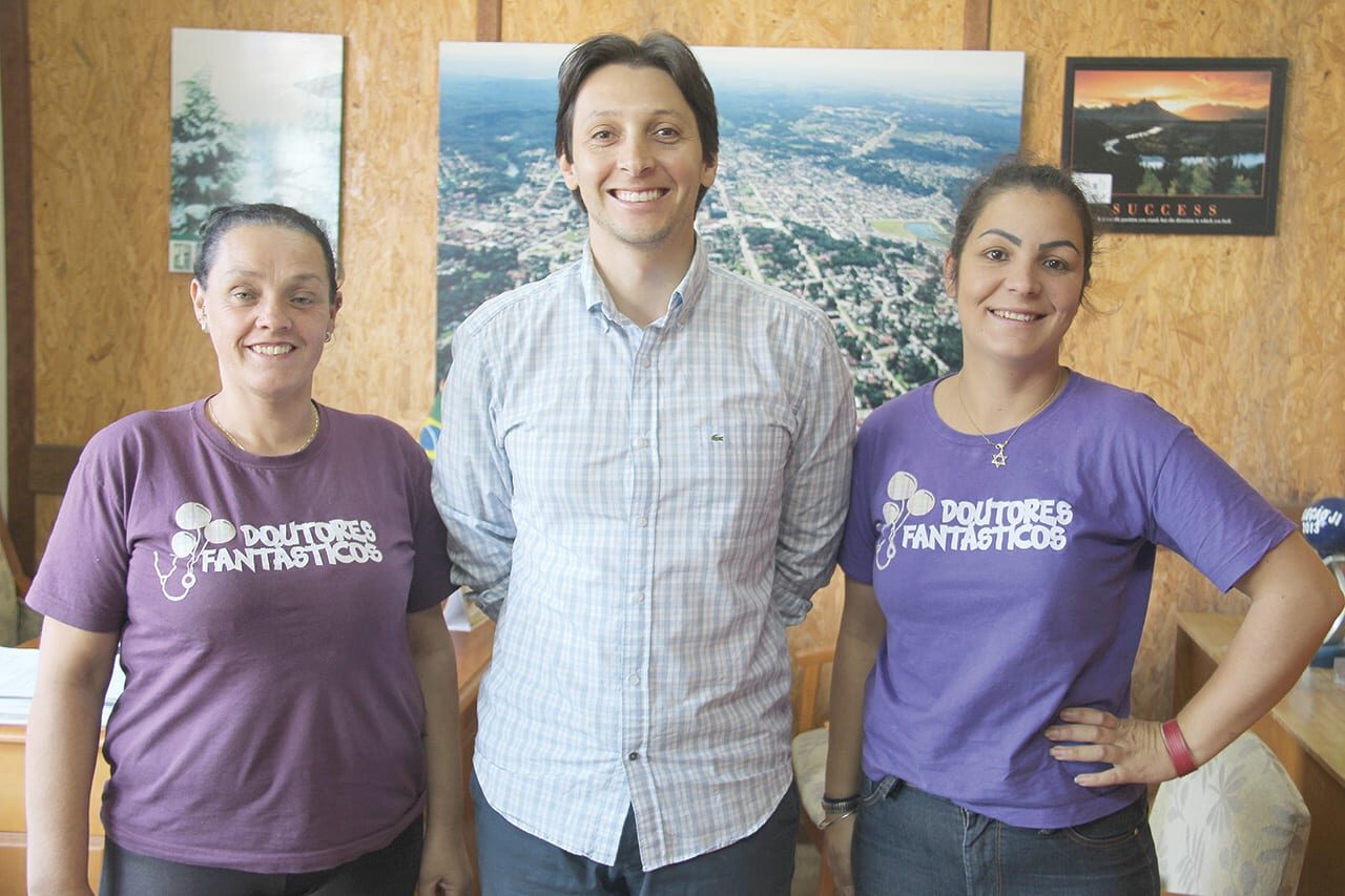 Foto: Rita Souza - A voluntária Mara Monteiro, vice-prefeito Gilberto Cezar e a presidente ONG Doutores Fantásticos Tamara de Brito