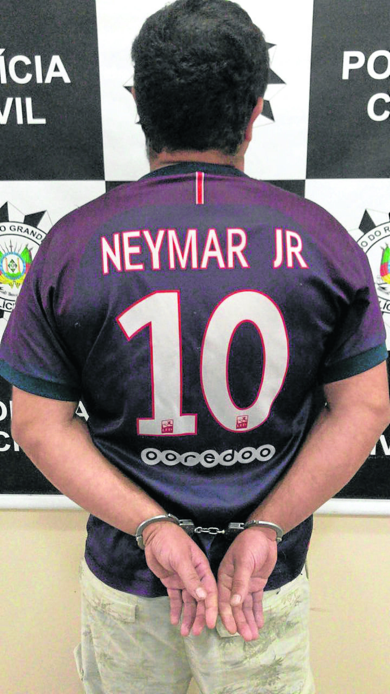 Foto: Reprodução/DP Canela - Com camiseta de Neymar Jr., traficante cai em Canela