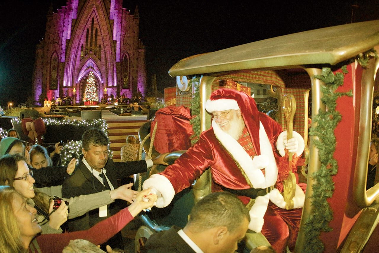 Foto: Ricardo Varela/Arquivo Folha

Papai Noel segue na cidade, recebendo as pessoas em sua casinha, na Praça das Luzes