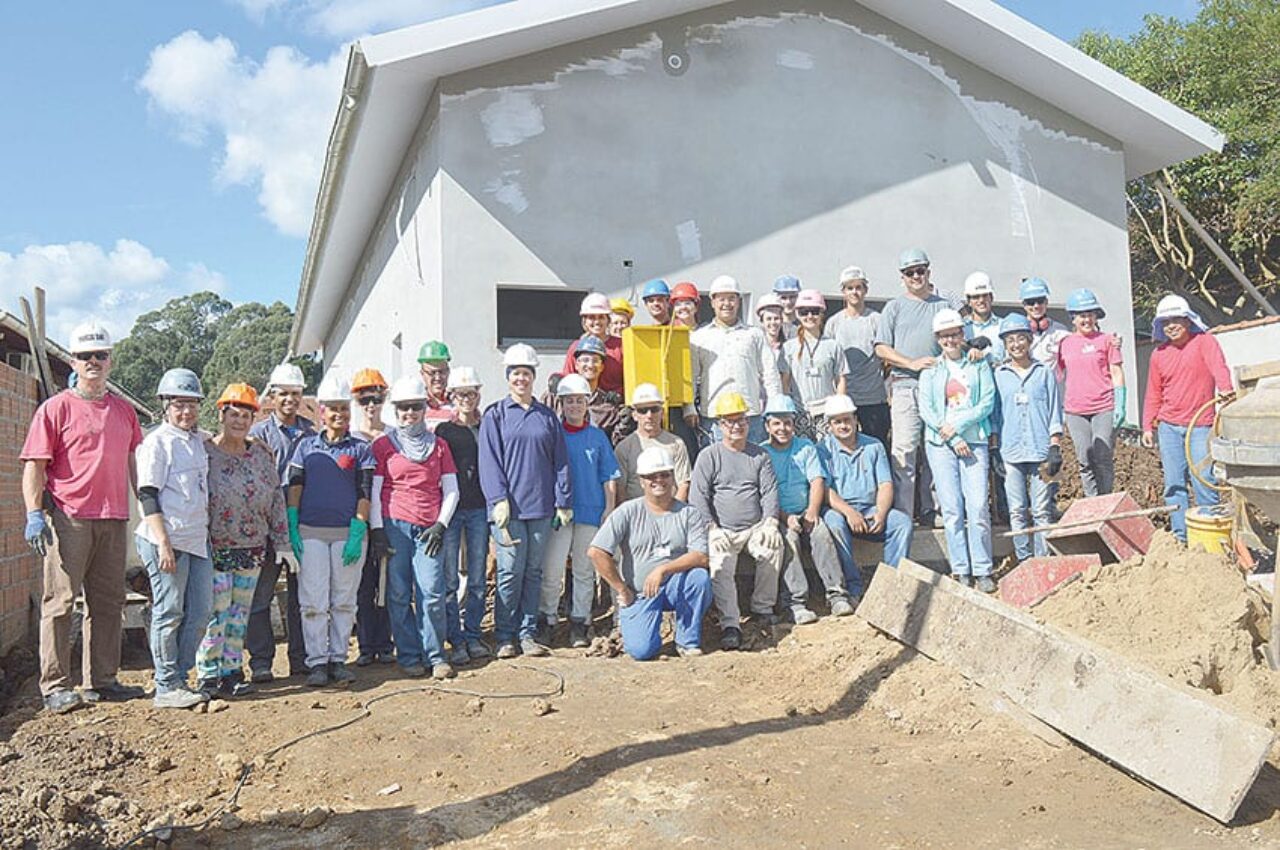 Fotos: Francisco Rocha - Parte do grupo de voluntários que trabalha na construção do templo, em regime de mutirão