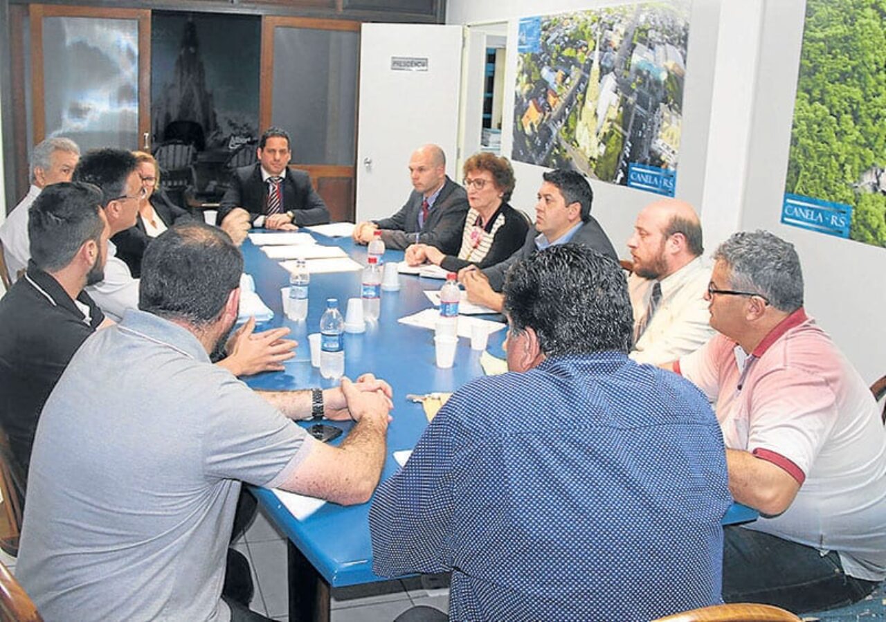 Foto: Eduardo Saueressig - Vereadores em reunião com a Geral