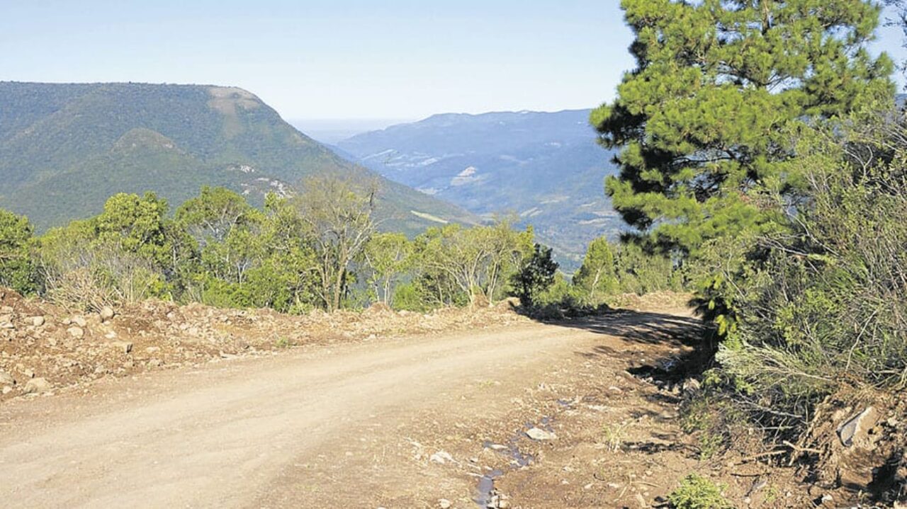 Foto: Reprodução - Serra do Umbu, a 900m acima do nível do mar. Ao fundo, o Oceano Atlântico, na altura de Atlântida Sul