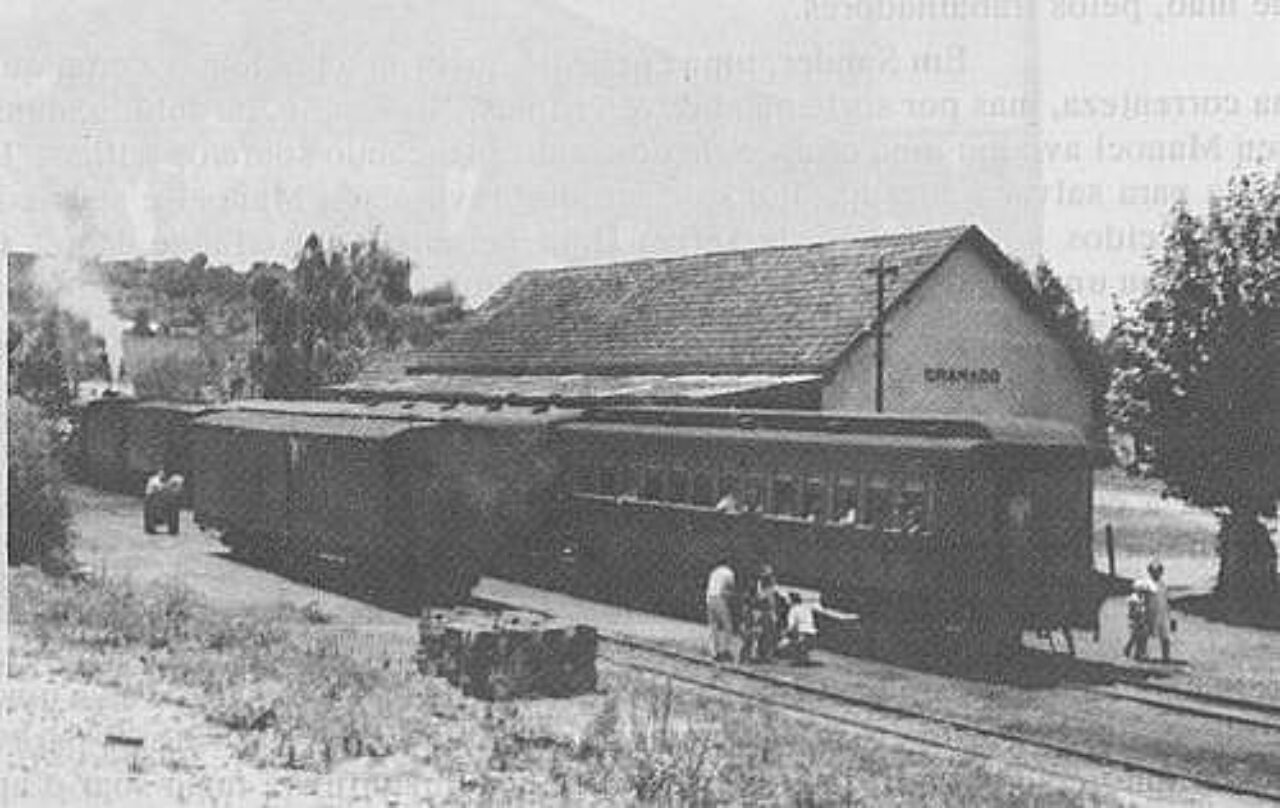 Foto: Reprodução - A estação de Gramado, com o trem na plataforma, sem data. Foto do livro Era uma vez - Relatos de Gramado, de C. G. Dreckster e I. C. Koppe