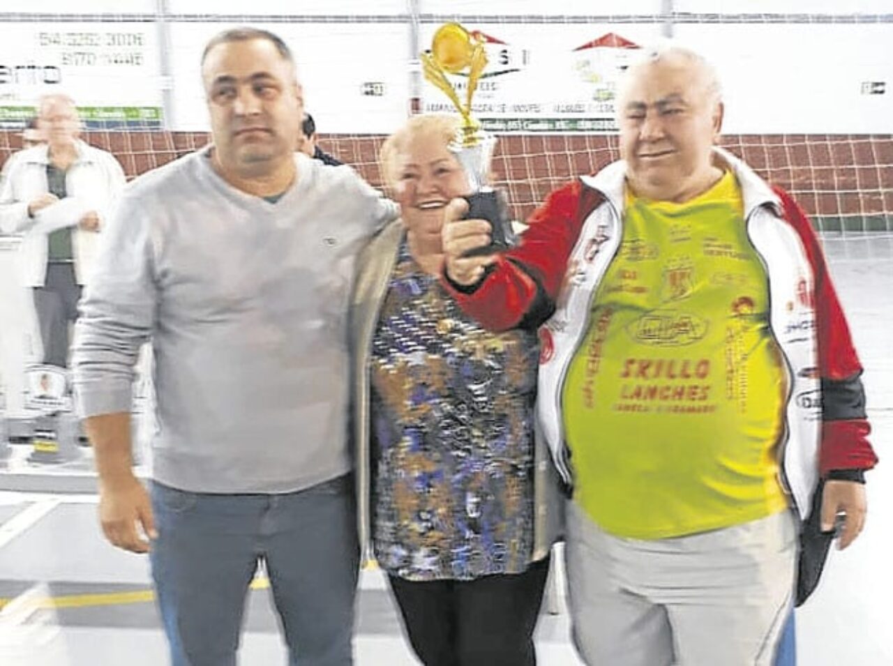 Darci e Maria Júlia Calzetta, com a taça de campeão do futsal Máster 2018