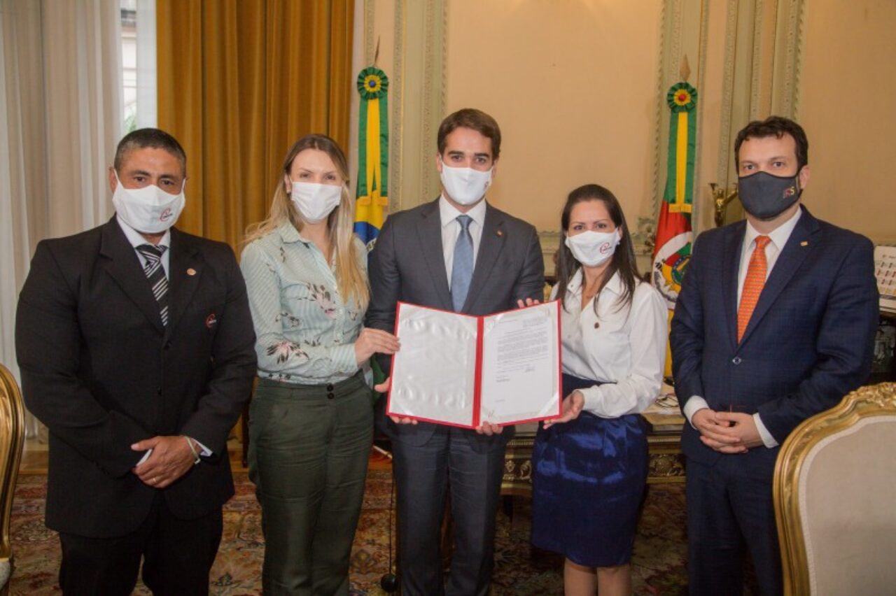 Legenda: Governador Eduardo Leite sanciona a Lei 15.603/2021, criada com a colaboração do CREF2/RS - Fotos: Divulgação