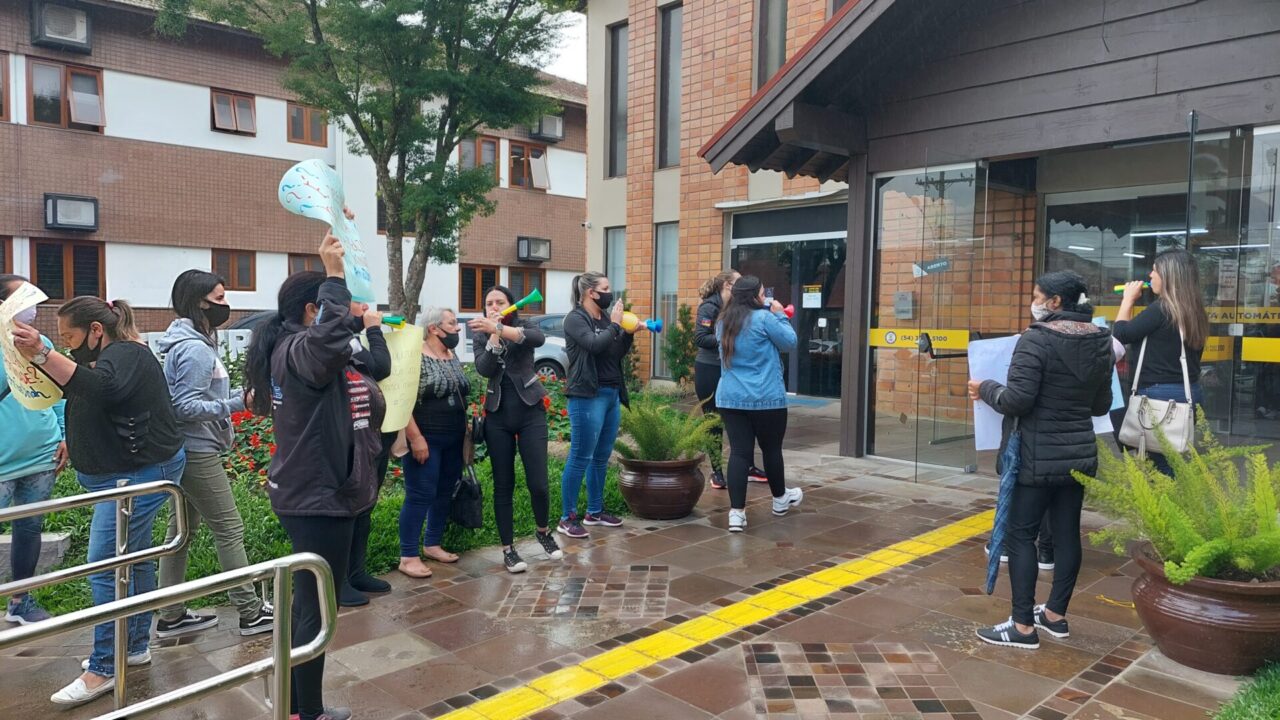 Manifestação aconteceu na entrada da Prefeitura, mas os pais não foram recebidos pelo Prefeito