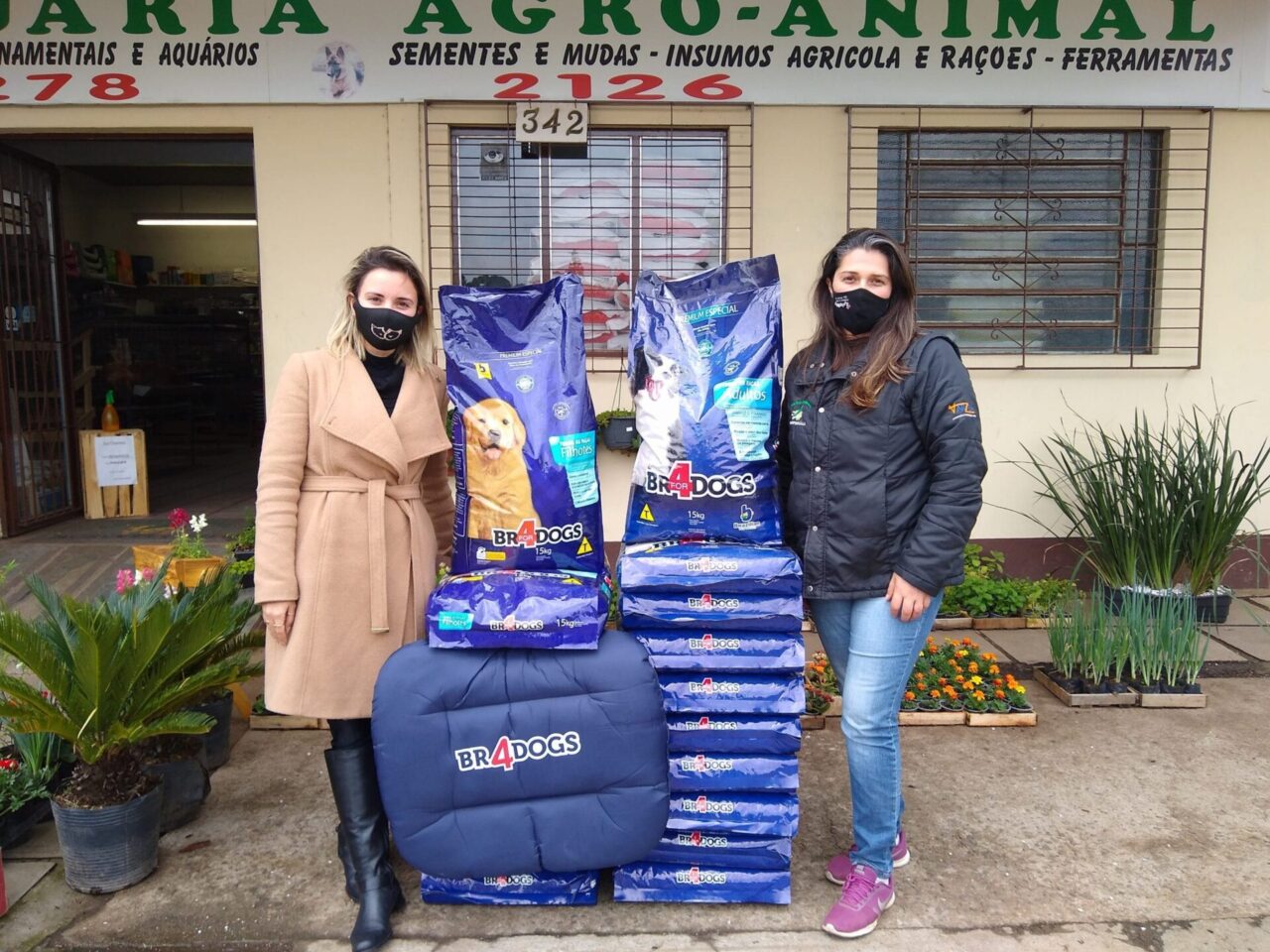 Manoela Selbach, da Várzea Pet, e Carla dos Santos, da Agroanimal, com parte da ração arrecadada