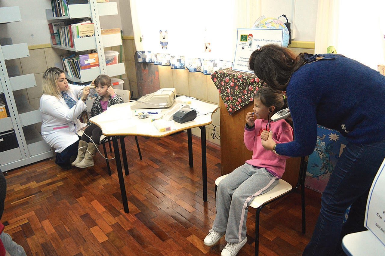 Foto: Filipe Rocha - As fonoaudiólogas realizando o exame em alunos do primeiro ano da Escola João Alfredo