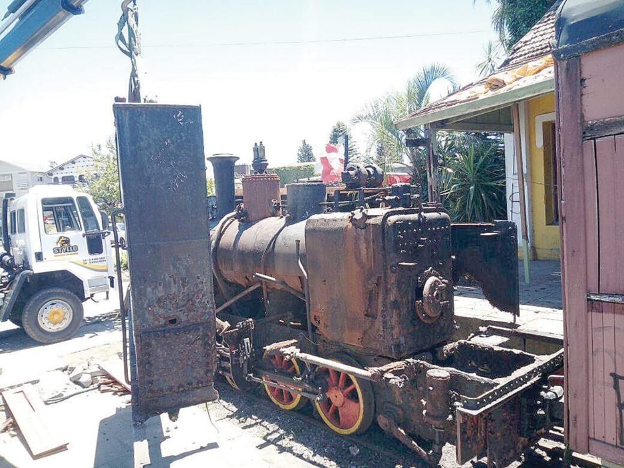 A locomotiva belga Le Meuse, de classe o-6-0, está sendo desmanchada
Fotos: Reprodução
