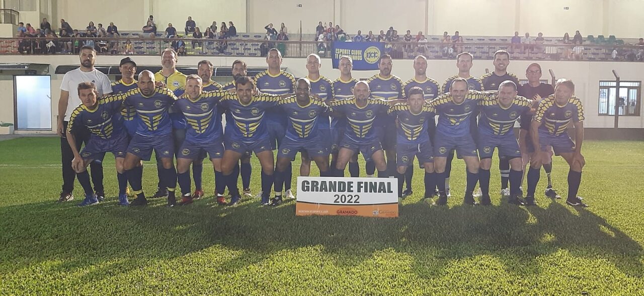 Foto: Equipe campeã recebeu o troféu com torcedores na Vila Olímpica.