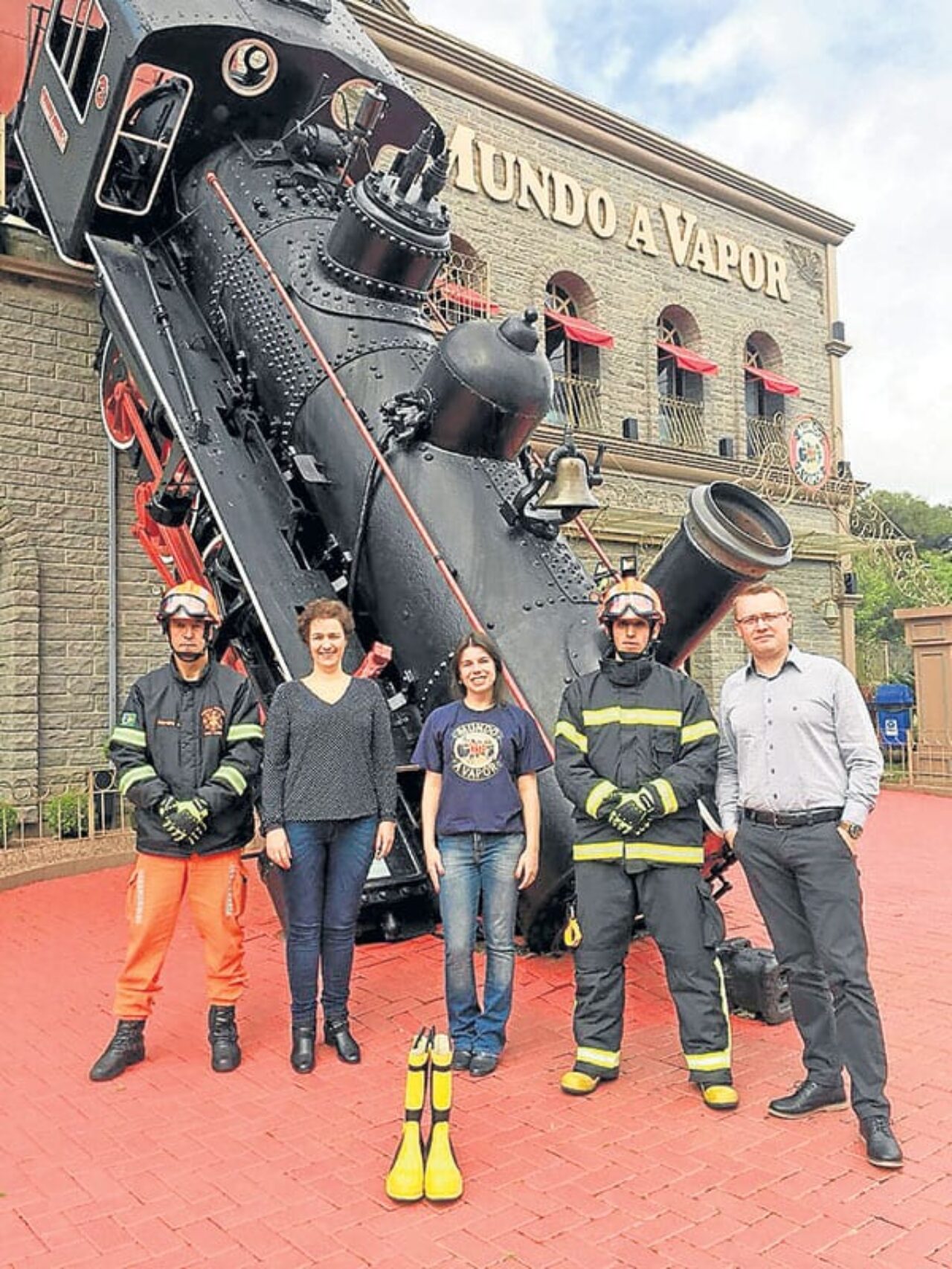 Foto: Reprodução - Diretores do Mundo A Vapor com integrantes da Força Tarefa