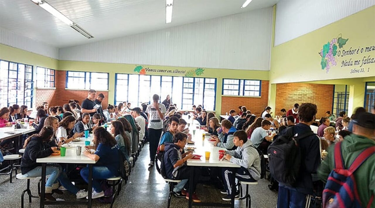 Fotos: Reprodução - Na quinta-feira, 17, o cardápio do almoço foi feijão e arroz (doados pelos pais), batata inglesa (doada por um parceiro), carne moída de gado (verba do estado), salada de alface e suco natural de laranja (produzidos no centro agrícola da escola) e os temperos foram financiados pelo CPM