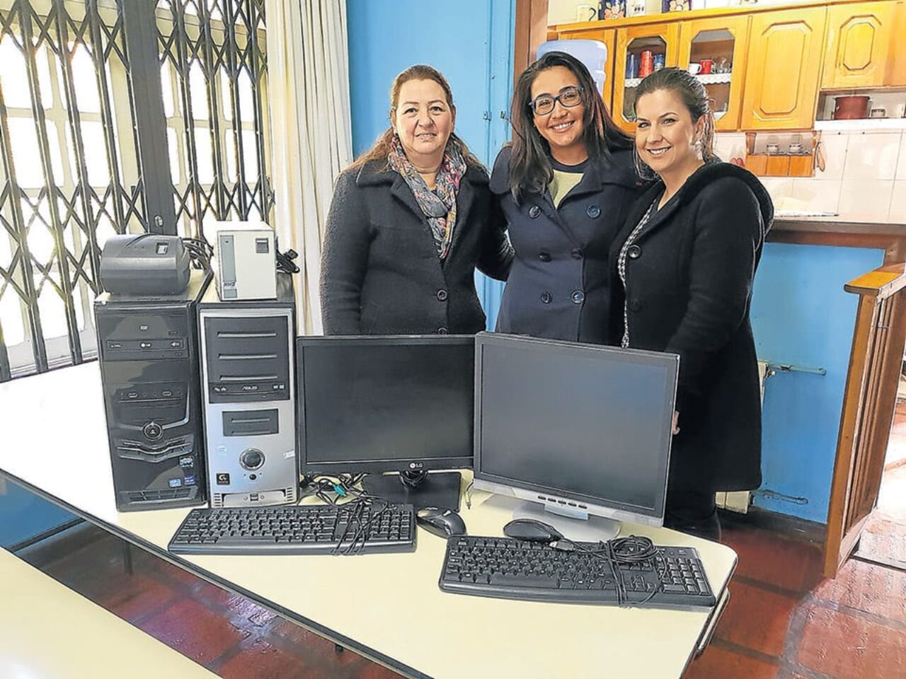 Fotos: Reprodução - Casa Lar recebe computadores