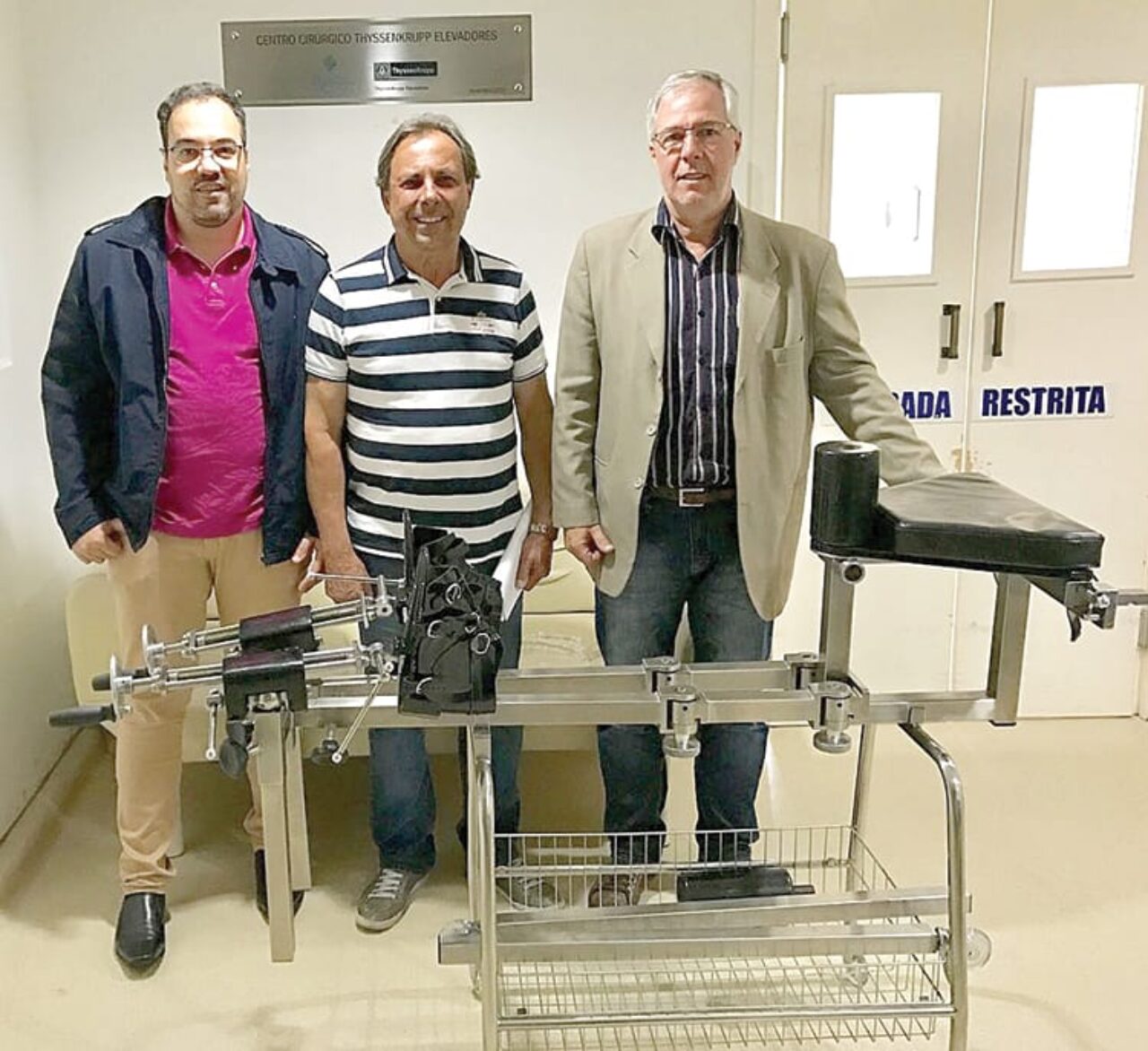 Foto: Reprodução - O Diretor Técnico Dr. Eduardo Brum, o Presidente do Lions Clube de Canela, Renato Boeira, e o Diretor Presidente da instituição, Antônio Saldanha Nunes, junto ao novo equipamento recebido.