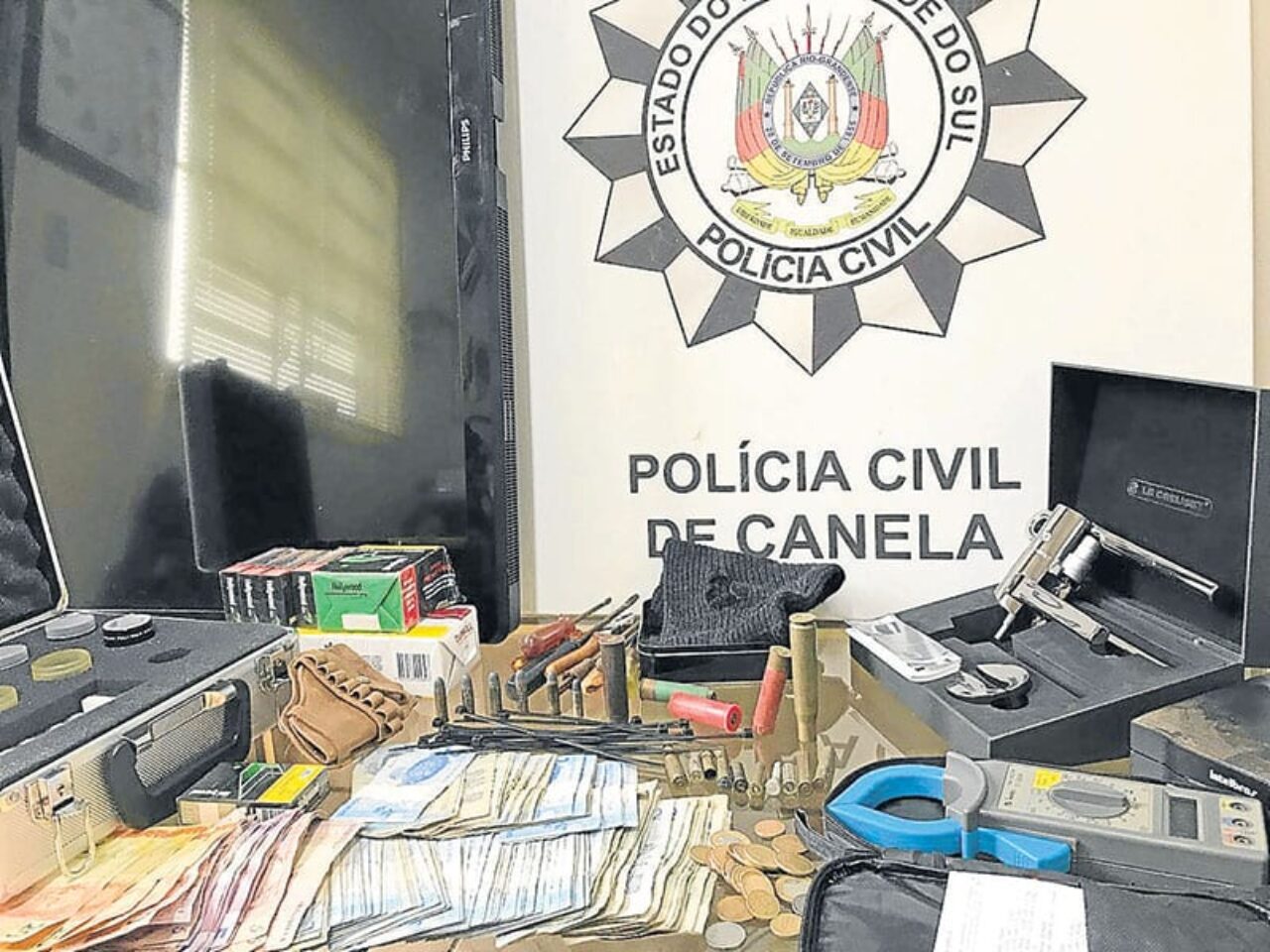 Fotos: DP Canela – Diversos objetos foram recuperados e se forem reconhecidos podem ser reivindicados na Delegacia de Polícia de Canela